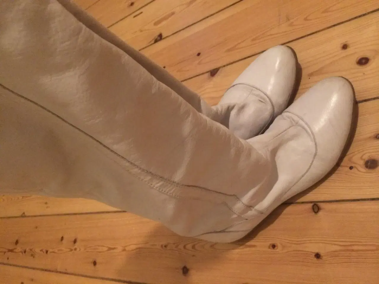 Billede 5 - Hvid overknee læderstøvle