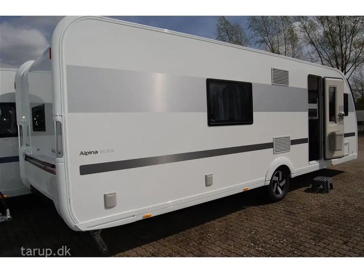 Billede 2 - 2023 - Adria Alpina 663 UK   Dobbeltsengs- og køjevogn, rundsidde-gruppe, ALDE varme, Truma Aircon. vandbåren gulv-varme,