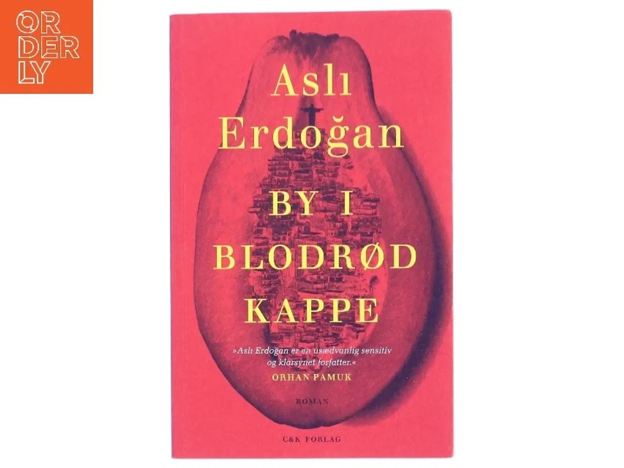 Billede 1 - By i blodrød kappe : roman af Asli Erdogǎn (f. 1967) (Bog)
