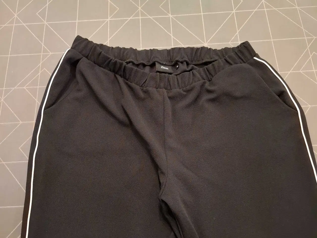 Billede 3 - Zizzi bukser med hvid stribe