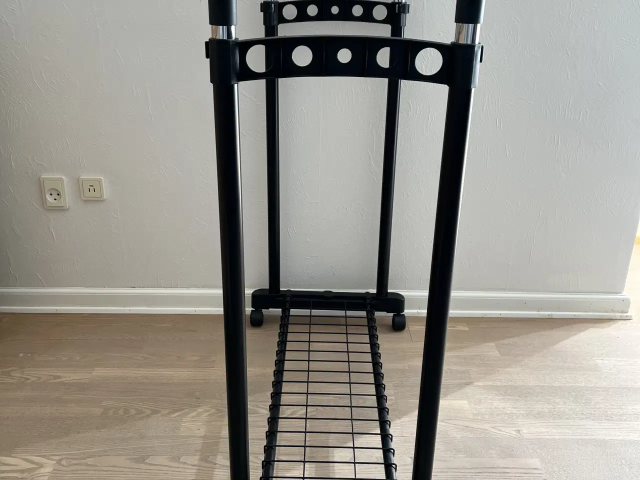 Billede 3 - Dobbelt tøjstativ - næsten som nyt