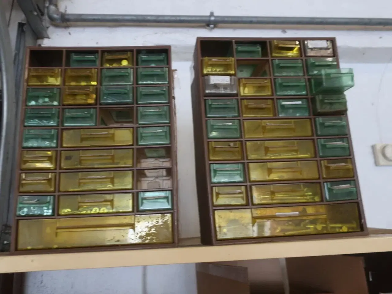 Billede 2 - Reol med div. Skruer, pudsemaskine SKILL m.m.