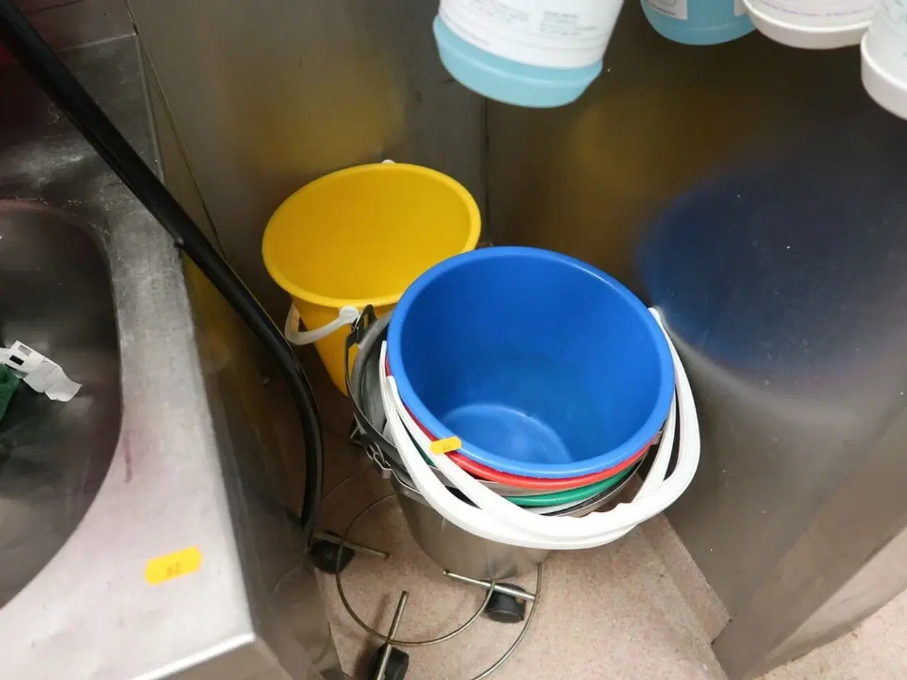 Billede 4 - Vaskestation, sæbedispenser, rengøringsartikler m.m.