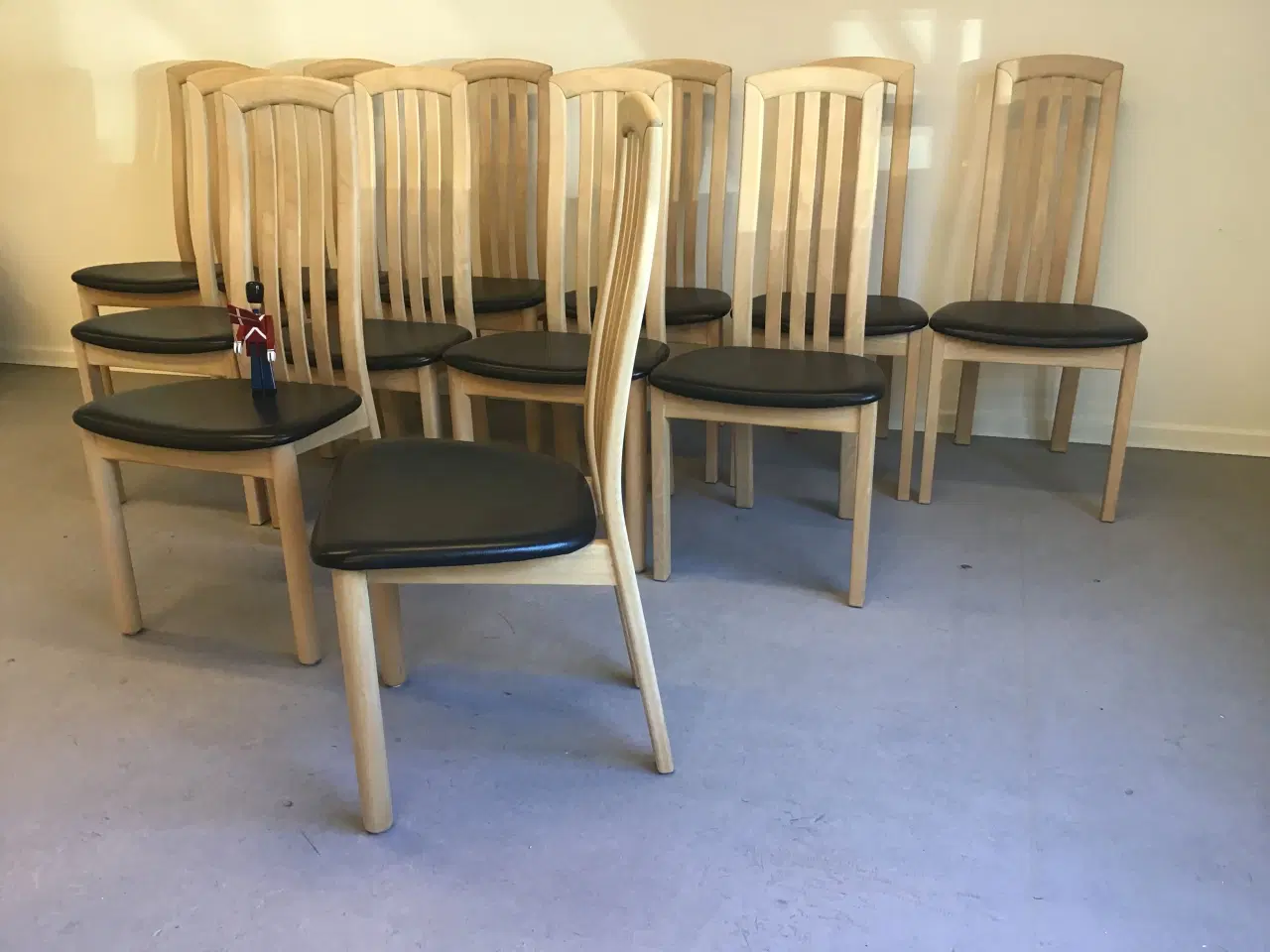 Billede 2 - 12 stkSpisebords stole i sæbebehandlet bøg.
