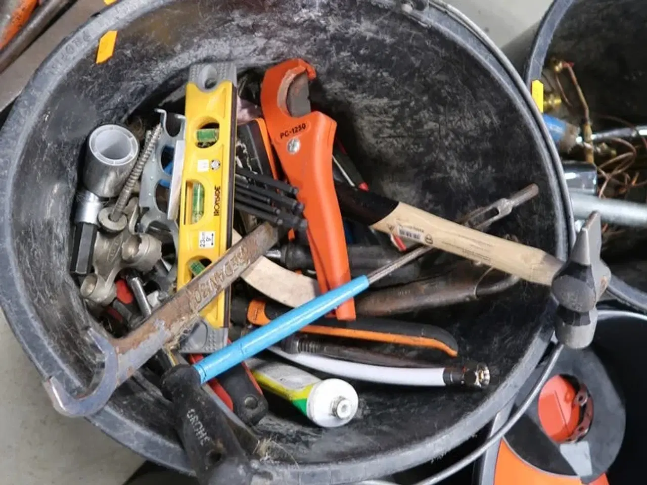 Billede 2 - 4 stk. spande med div. Værktøj m.m.