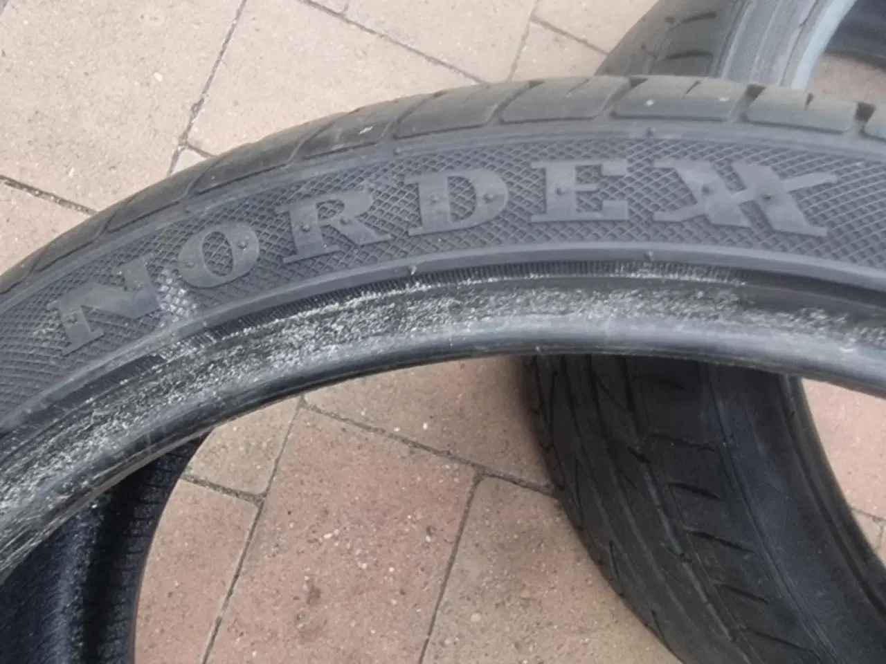 Billede 2 - 2 stk stort set nye sommerdæk