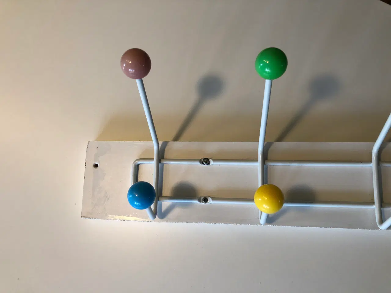 Billede 2 - Knagerække i flotte farver til børnene