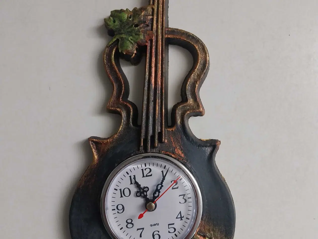 Billede 1 - Vægur. Violin kobberfarvet. 