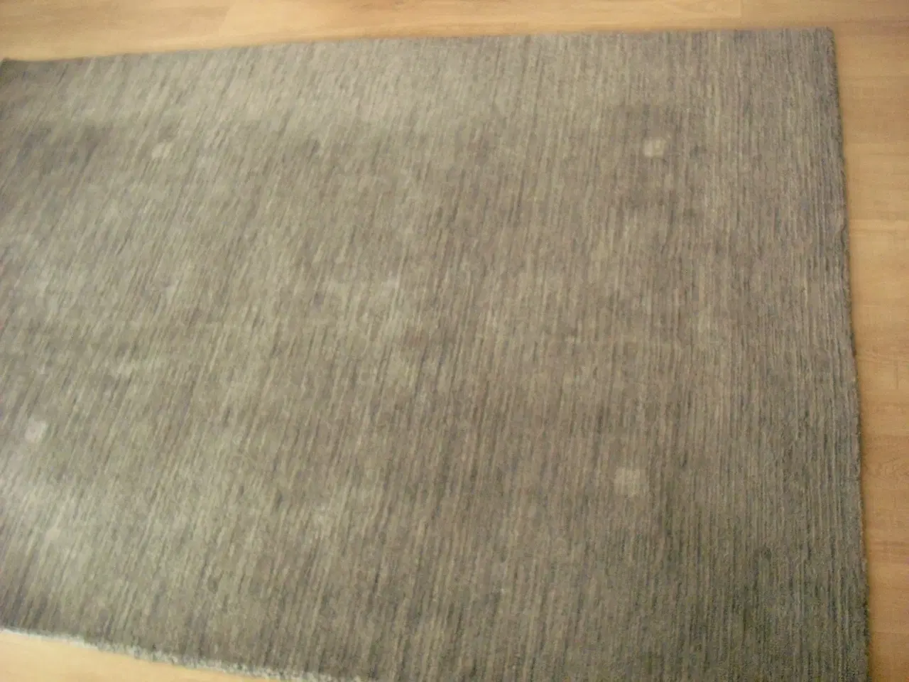 Billede 1 - Flot gråmeleret tæppe i uld