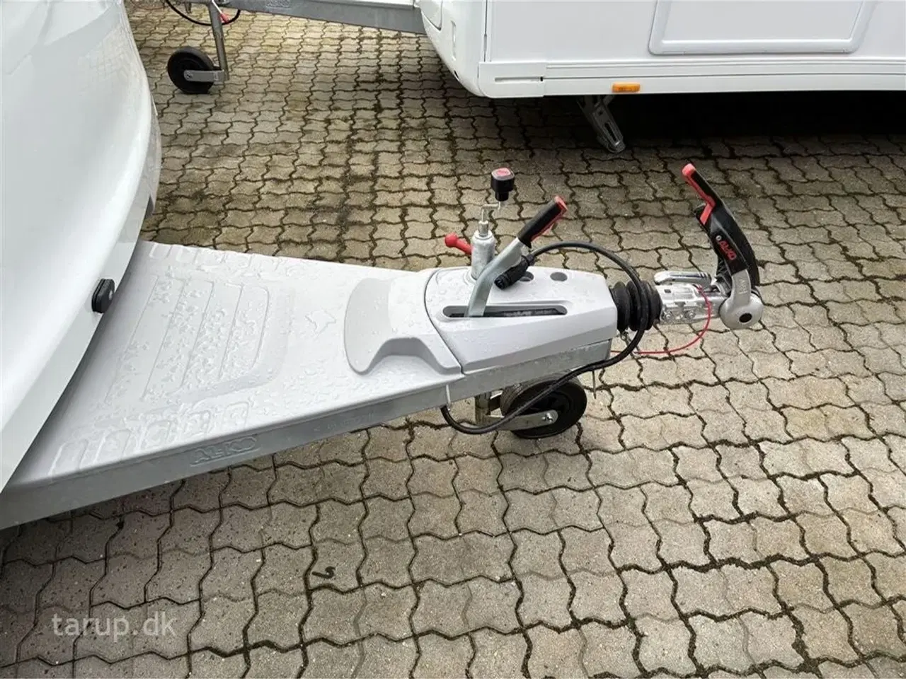 Billede 5 - 2026 - Adria Adora 522 UP   Dobbeltsengsvogn, rundsiddegruppe, el-gulv-varme, stort 142L KOMPRESSOR køleskab, TV-holder, stabilisator, Adria Smartbox, glasfibertag