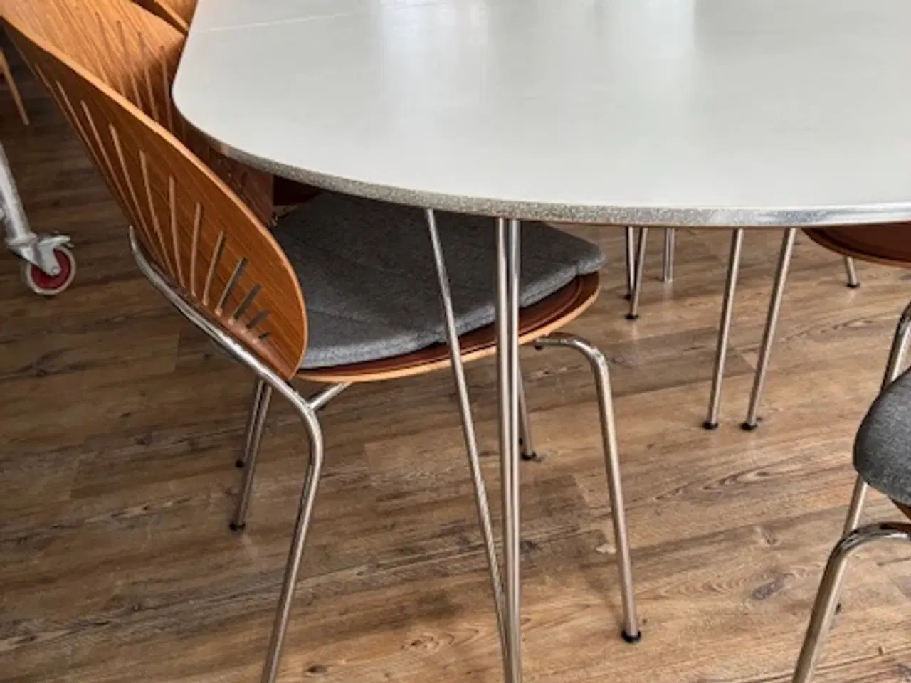 Billede 3 - Flot spisebord i hvid 