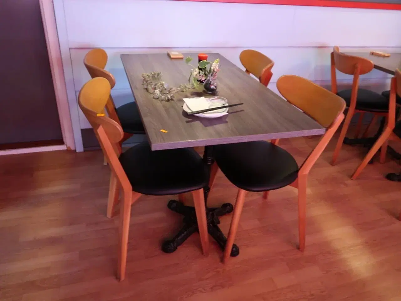 Billede 2 - Bord med 4 stk. stole