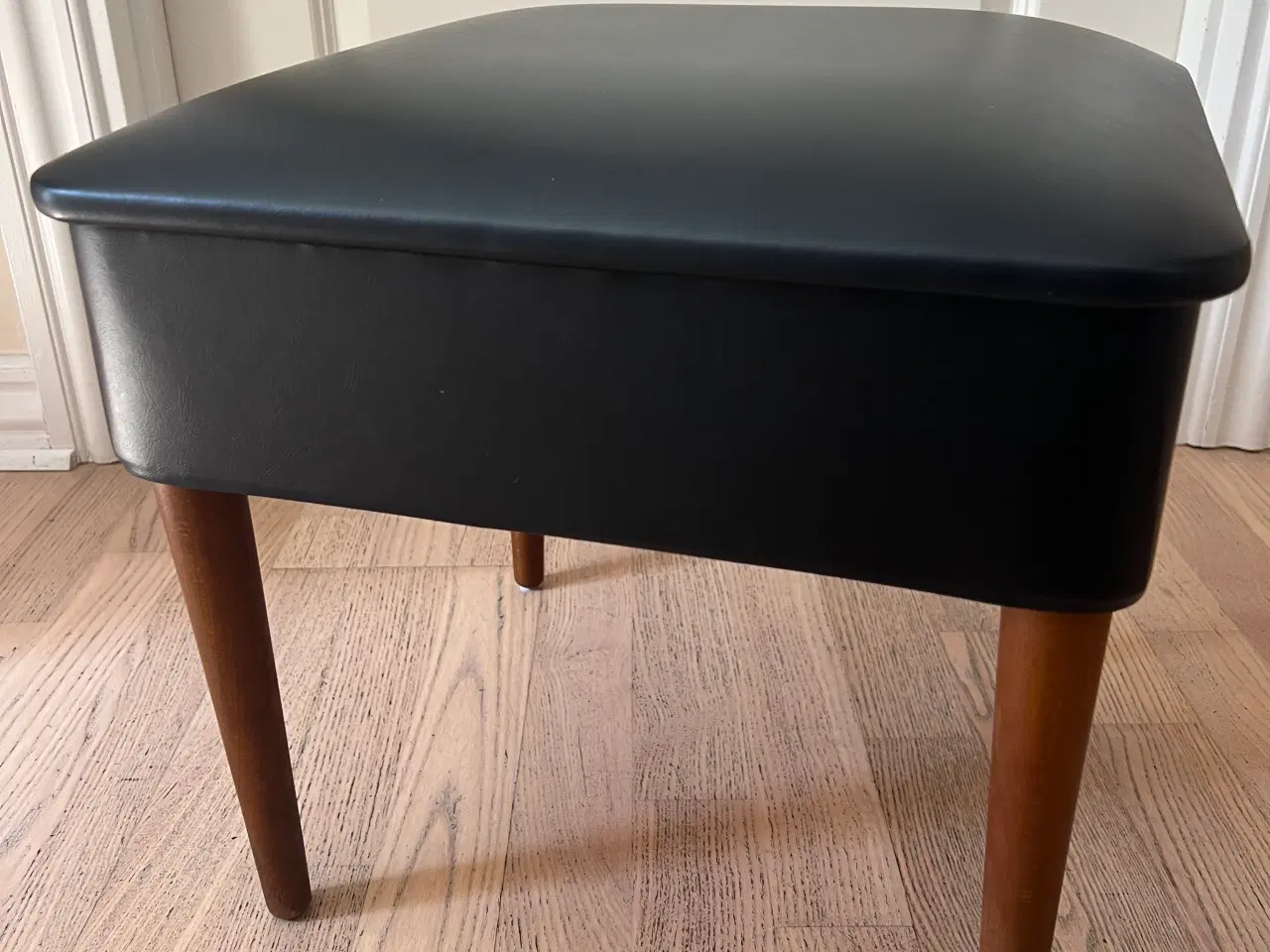 Billede 3 - Smuk gammel teak skammel med opbevaringsrum 