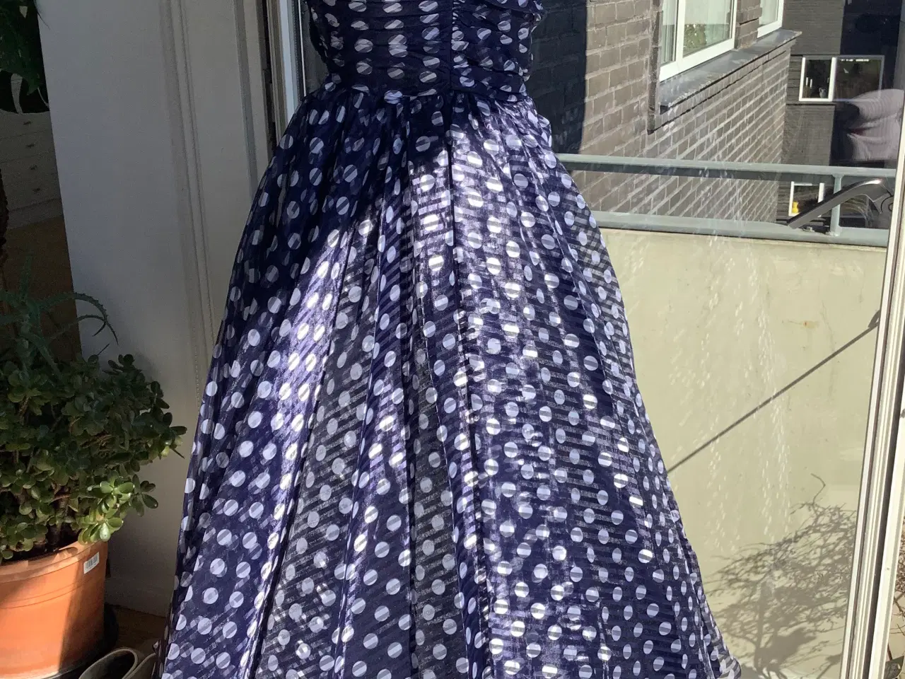 Billede 3 - Flot kjole med gof vidde.