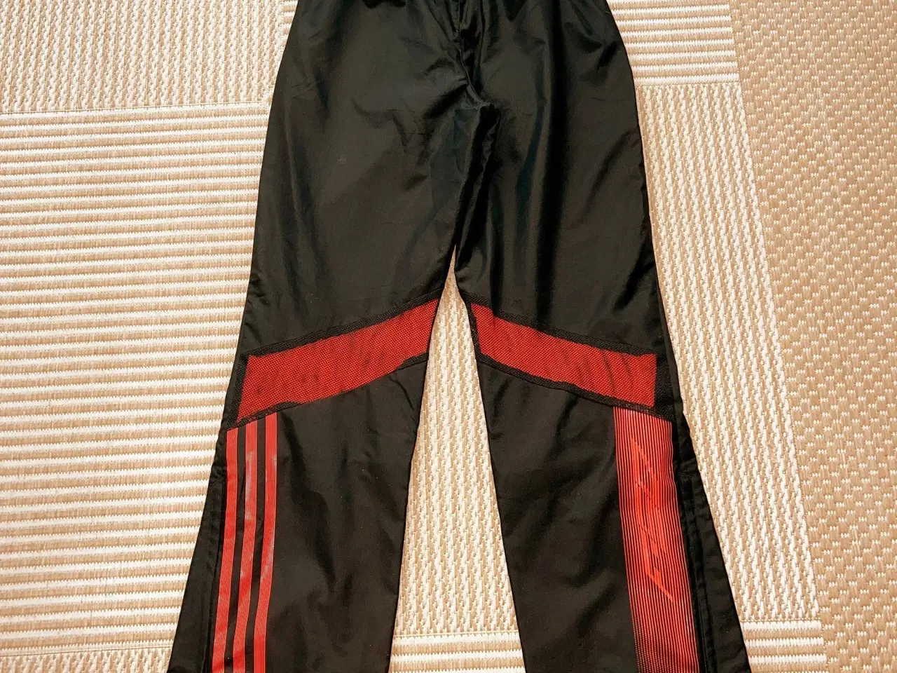 Billede 2 - Adidas sorte lette sportsbukser med rødt. Str 140 