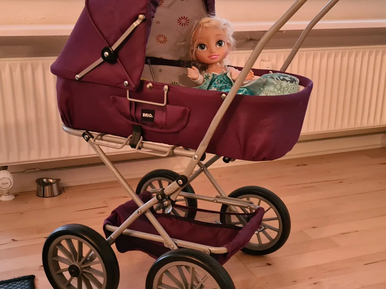Billede 1 - Brio dukkevogn med Elsa dukke
