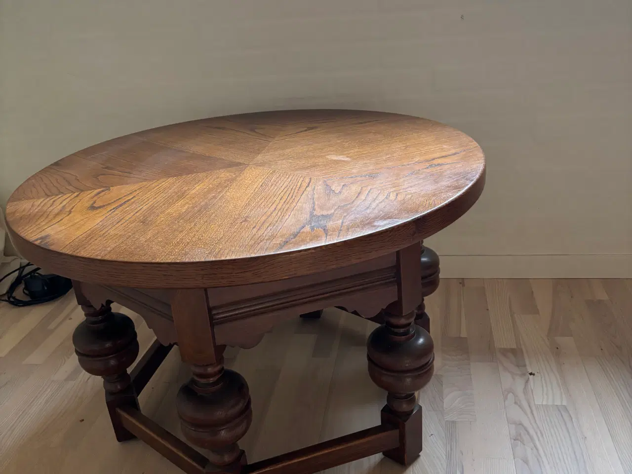 Billede 2 - Antikt sofabord med smukke udskæringer