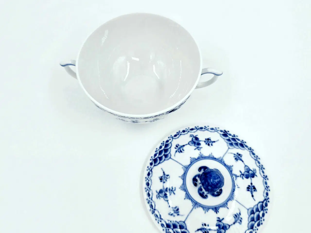 Billede 11 - Musselmalet Halvblonde Bouillonkop med låg Porcelæ