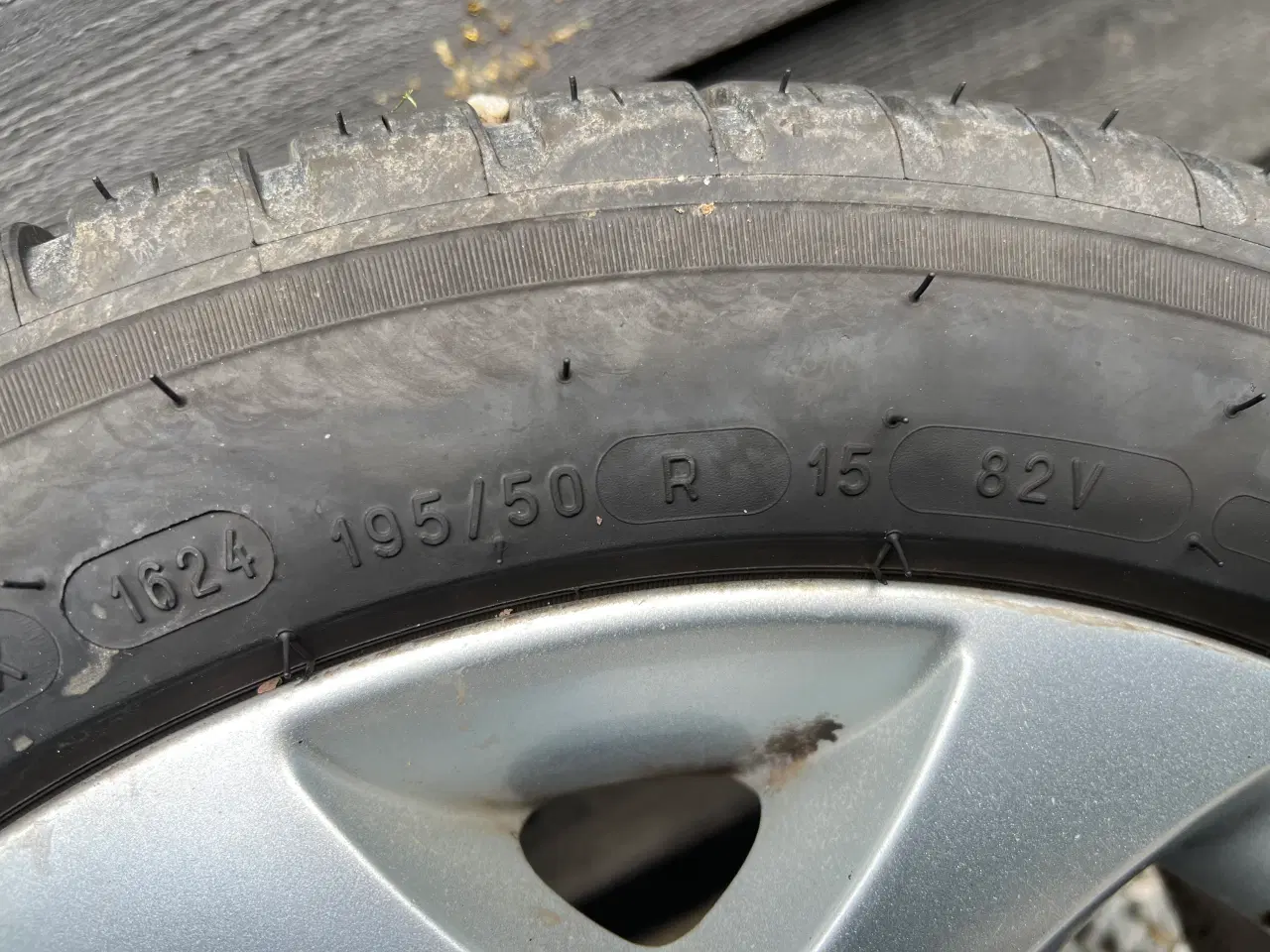 Billede 3 - Ford alufælge m. nye sommerdæk 195/50 R15