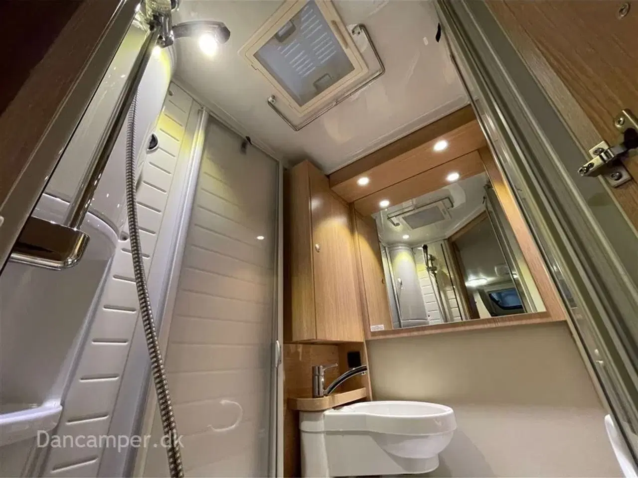 Billede 20 - 2018 - SunLight T 58   MESSEPRIS kr. 579.900,- SPAR kr. 25.000,- Sunlight T58 med solcelle, markise, lithiumbatterier, cykelholder m.m.