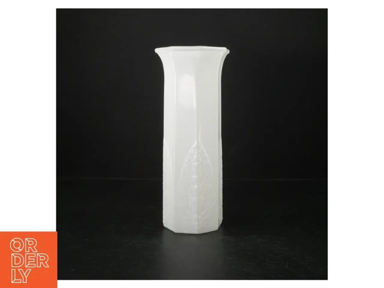 Billede 1 - Hvid glas vase med relief (str. H. 24,5 cm. ø. 7,5 cm)