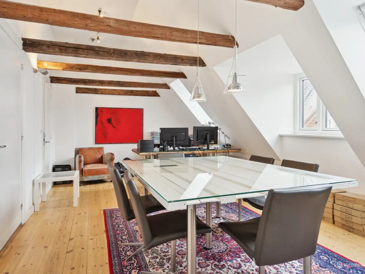 Billede 3 - Højt til loftet. blotlagte bjælker, altan og særdeles centralt beliggende