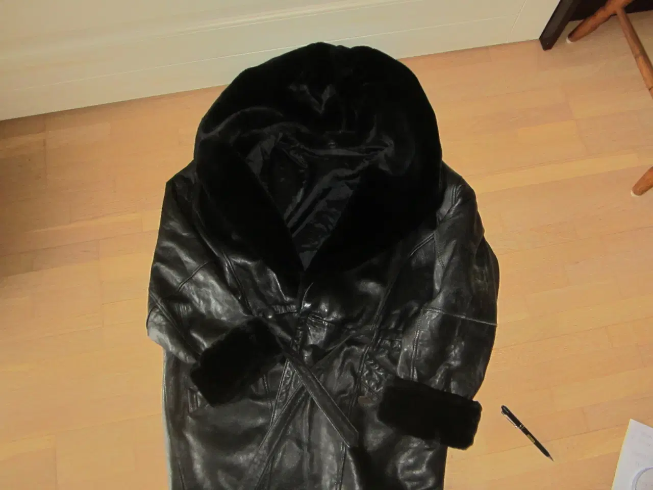 Billede 6 - Meget lækker skindjakke med forer og hætte