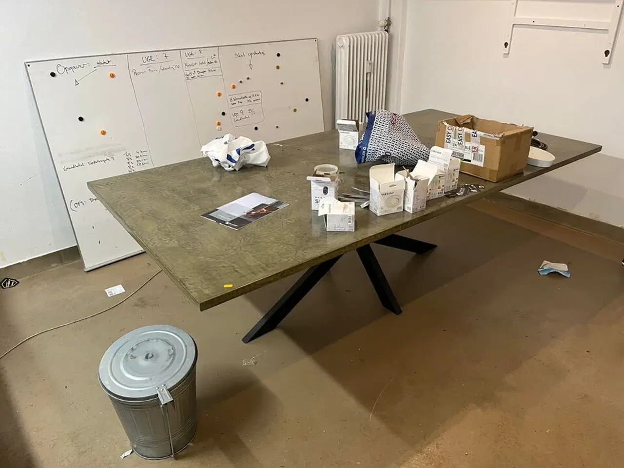 Billede 1 - Spisebord og whiteboard