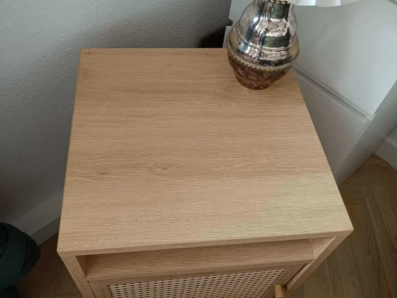 Billede 3 - Smukt sengebord! Som ny!