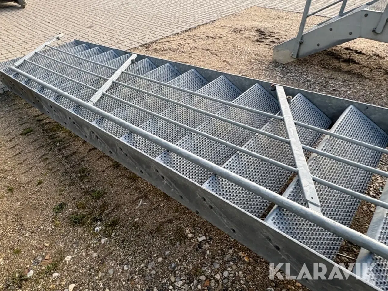 Billede 10 - Trappe og repos med gelænder