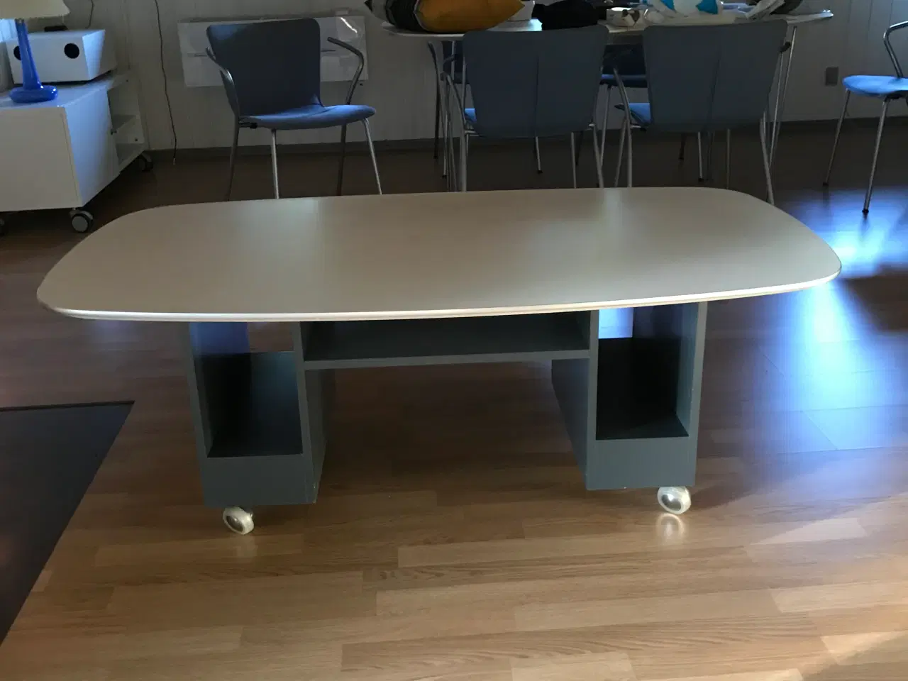 Billede 2 - Sofabord hvid bordplade understel grå
