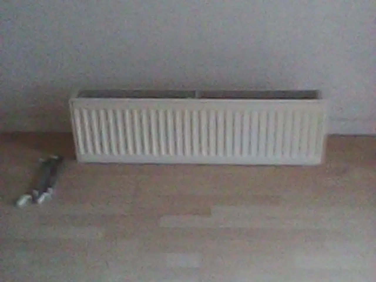 Billede 1 - hvid radiator til fjernvarme