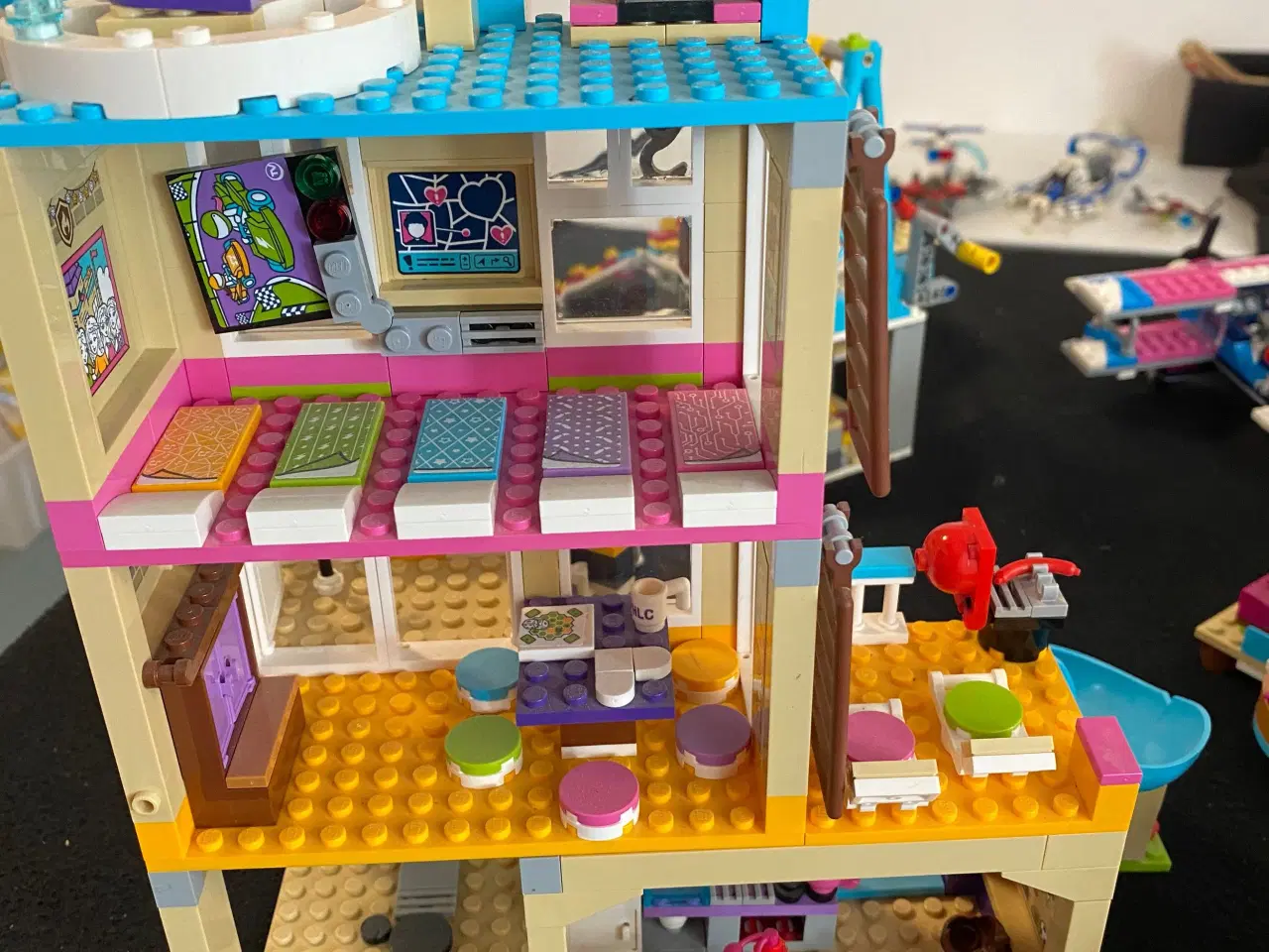 Billede 4 - Lego Friends hus, skilift, flyvemaskine mv.