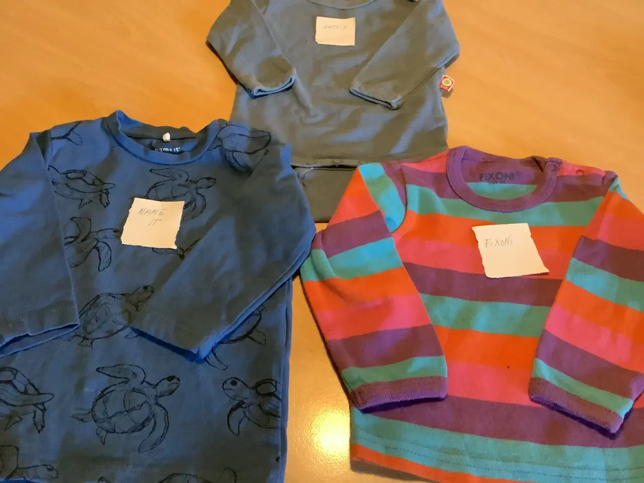 Billede 2 - Helt nyt tøj str. 68. 2 bluser og 1 body unisex