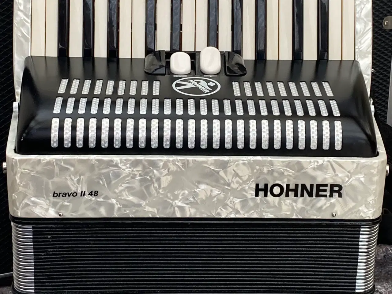 Billede 8 - Hohner Bravo II 48 Facelift – Næsten Ny Harmonika