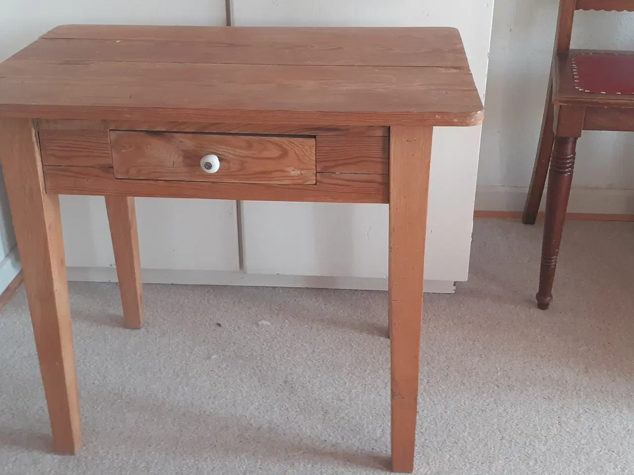 Billede 1 - Lille bord i fyrretræ