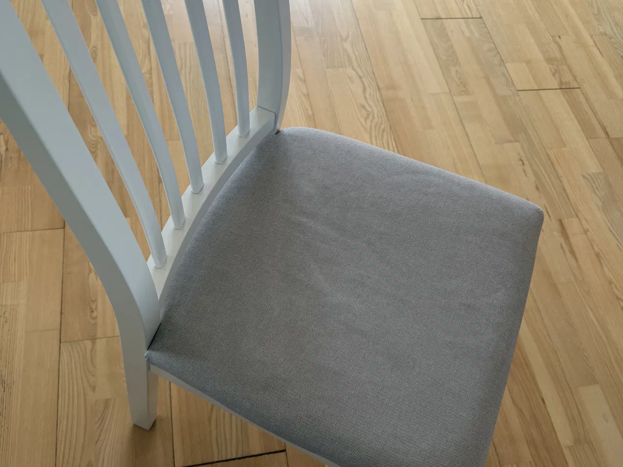 Billede 3 - Hvidt spisebord med 6 stole