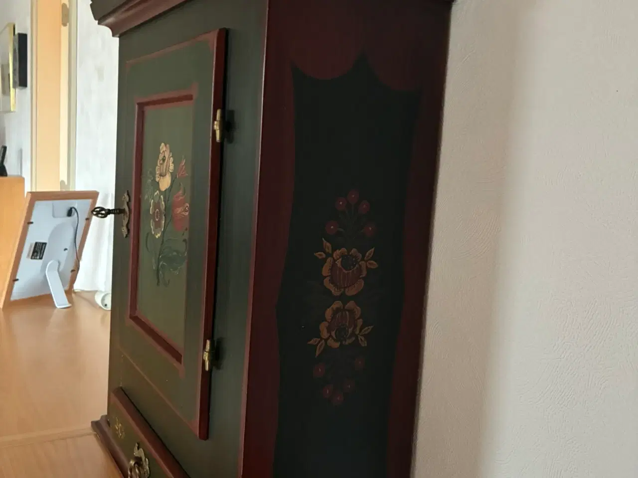 Billede 3 - Nydeligt ældre tobaksskab