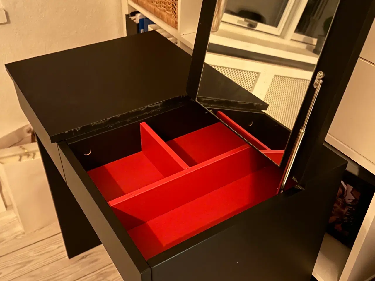 Billede 2 - Skrivebord/sminkebord til børn/unge piger