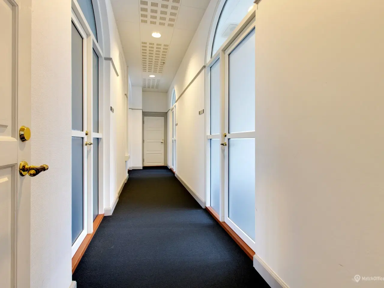 Billede 2 - Klinik- eller kontorlokale perfekt beliggenhed mod ejendommens gård. der sikrer et roligt og behageligt arbejdsmiljø.