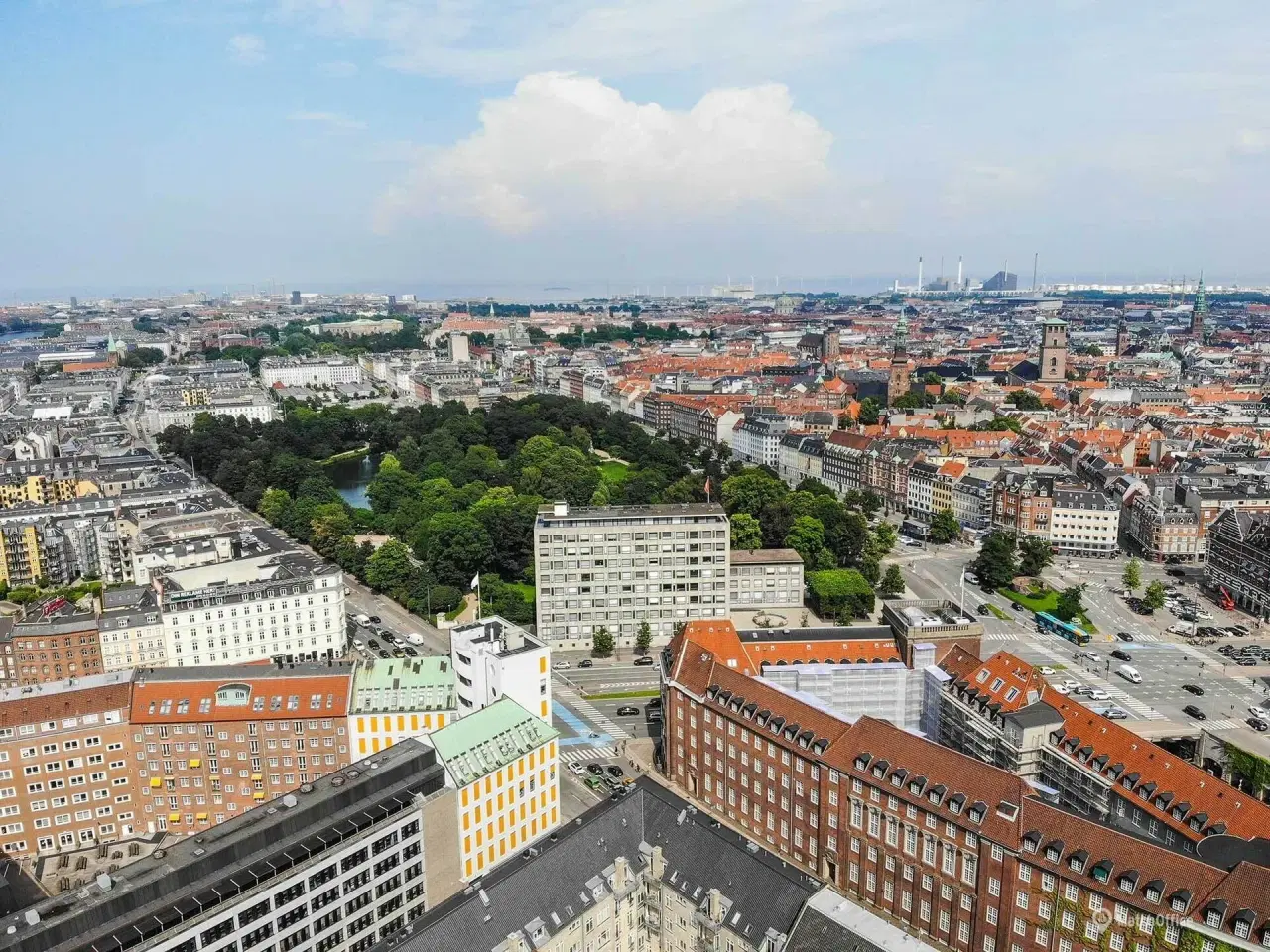 Billede 14 - Markant og eksponeret kontorhus med nem adgang til offentlig transport og parkeringsmuligheder.