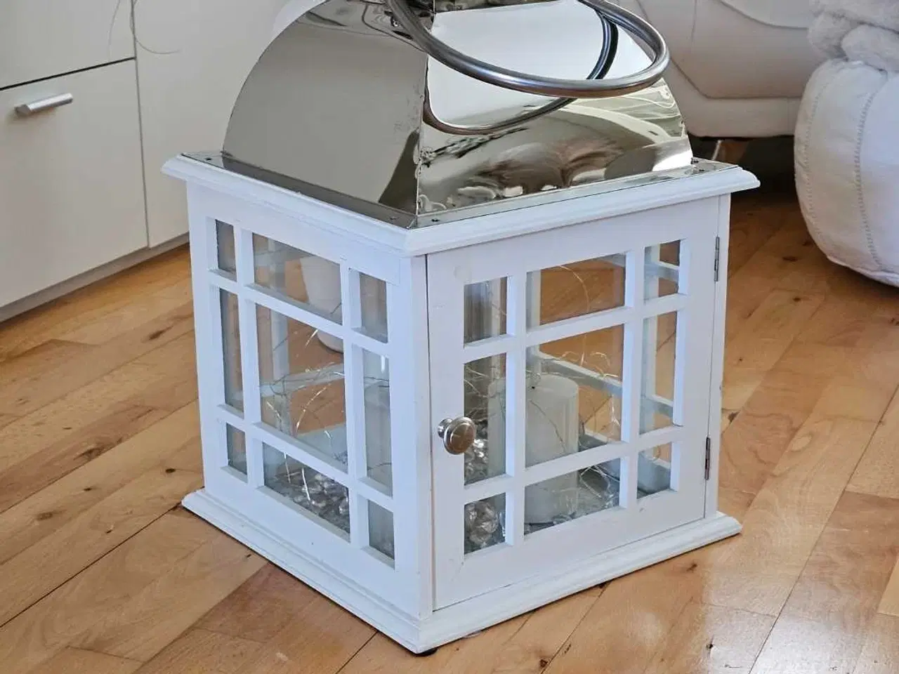 Billede 2 - Lanterne I hvidt træ med små vinduer.