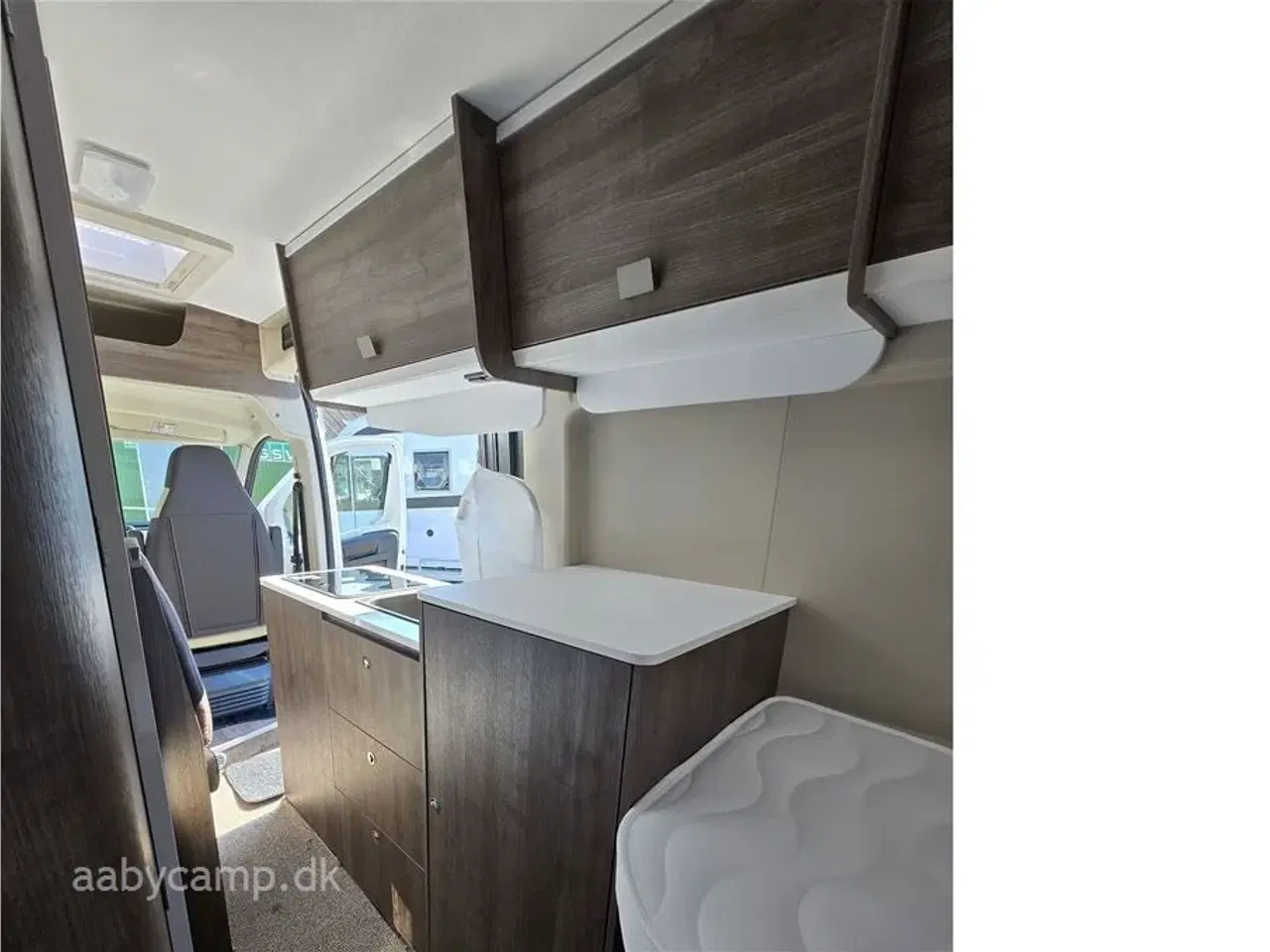 Billede 11 - 2025 - Benimar Benivan 160 ES Udstyret klar til Ferie. Solcelle. markise. elektrisk indgangstrin. kompressorkøleskab.