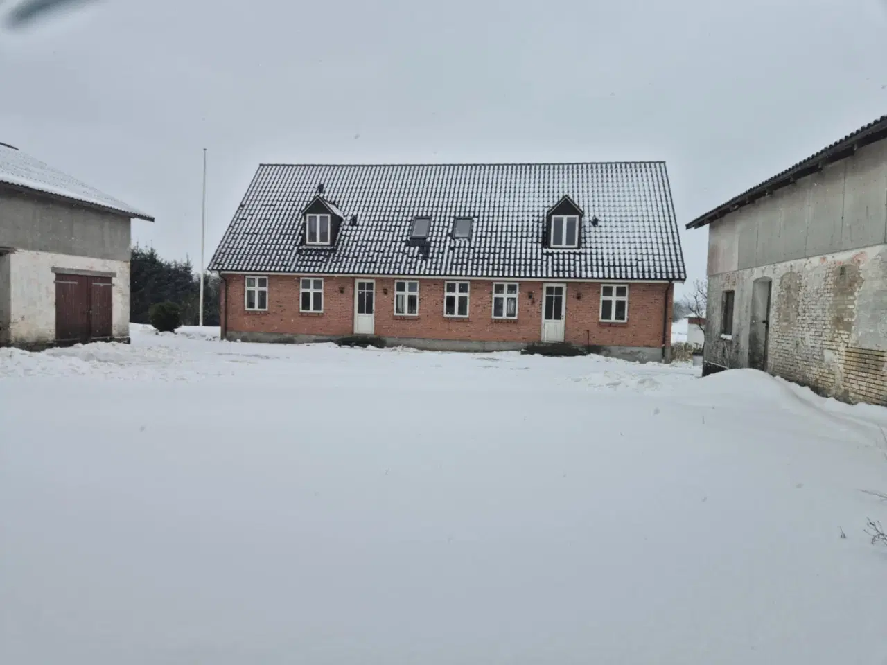 Billede 1 - Hus på landet