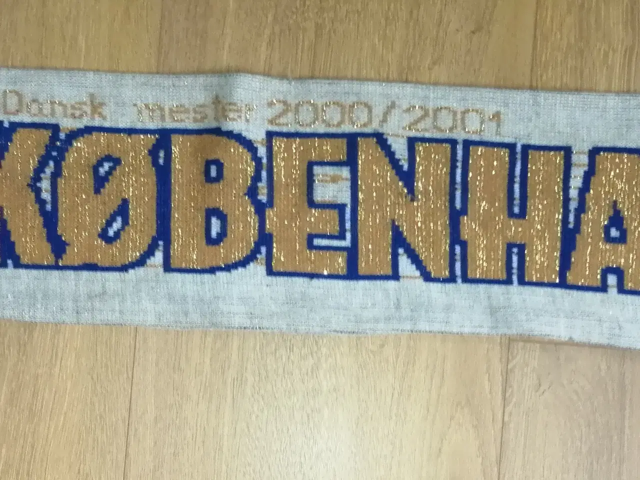 Billede 4 - FCK MESTER 2000/01 RETRO GULD FAN HALSTØRKLÆDE