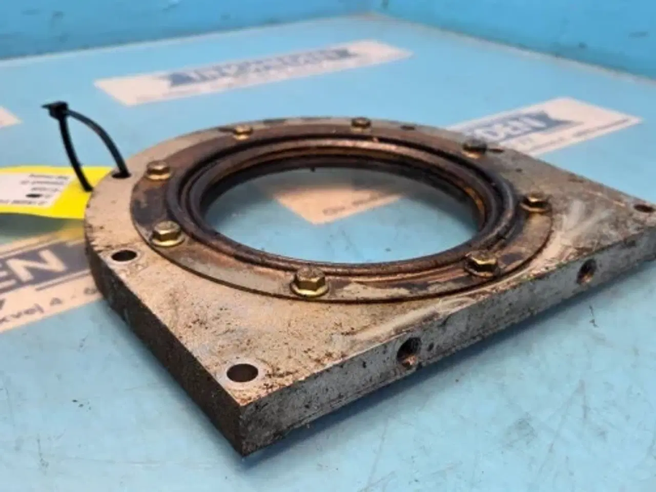 Billede 9 - John Deere 6125HZ001 Olietætningshus R116338