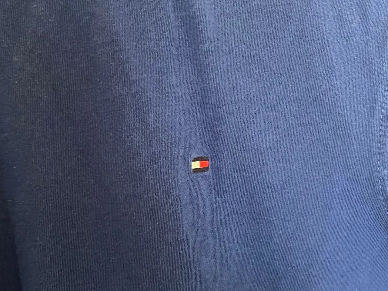 Billede 3 - Mørkeblå t-shirt fra Tommy Hilfiger