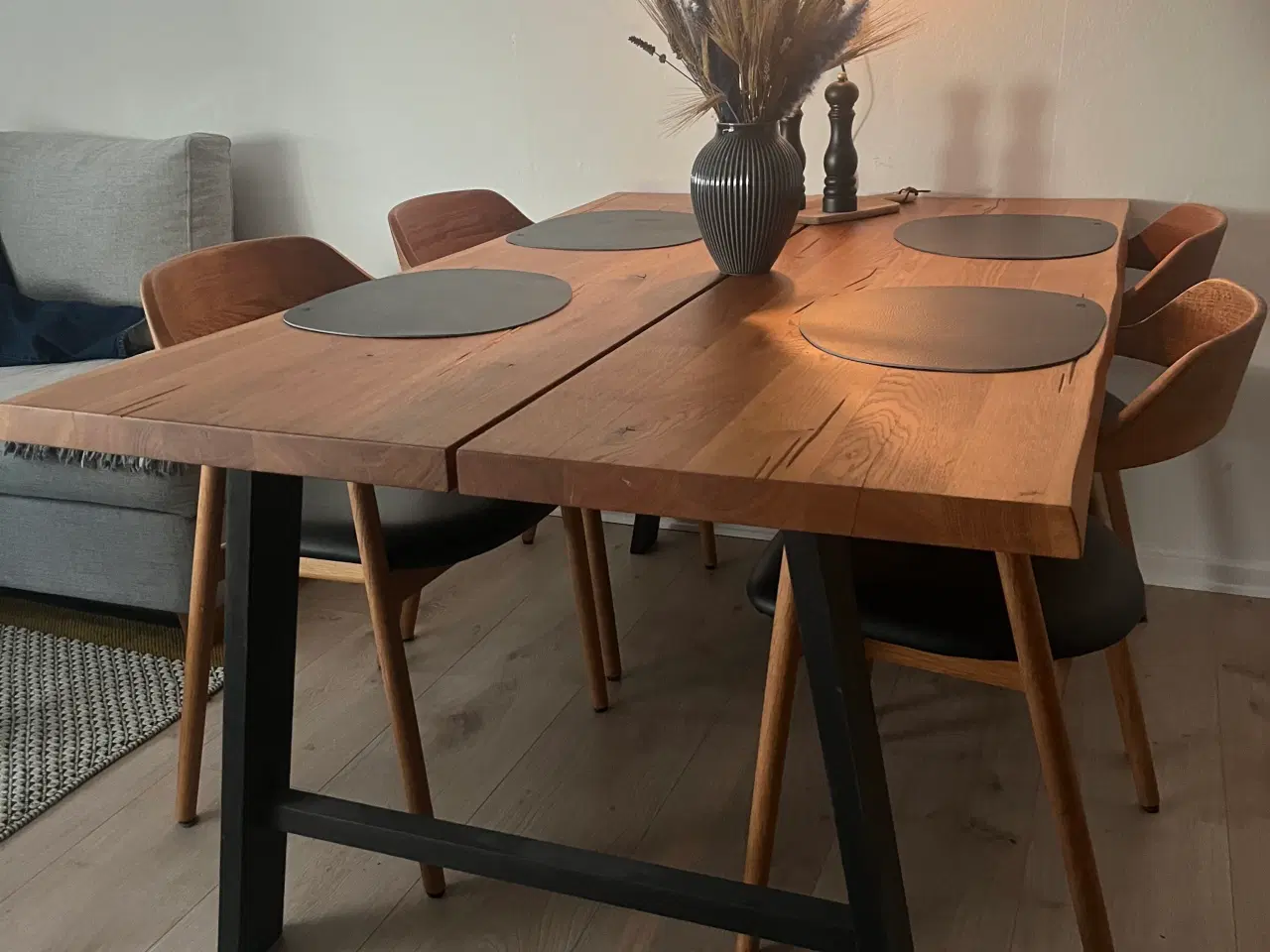 Billede 1 - Egetræs plankebord med 6 stole