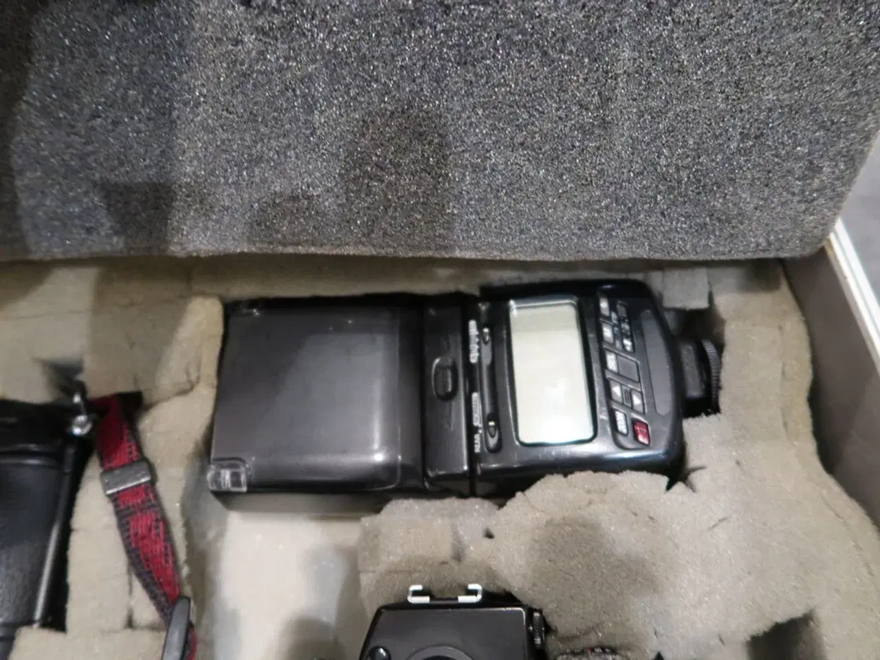 Billede 4 - Kuffert med 2 stk. kamera NIKON MB-23, 3052380 samt flash