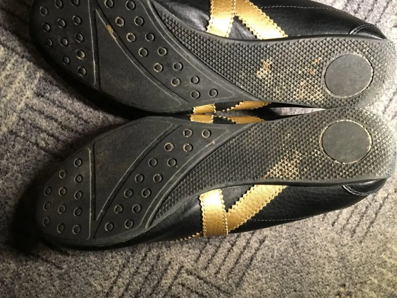Billede 4 - Lækker par sko i sort og guld